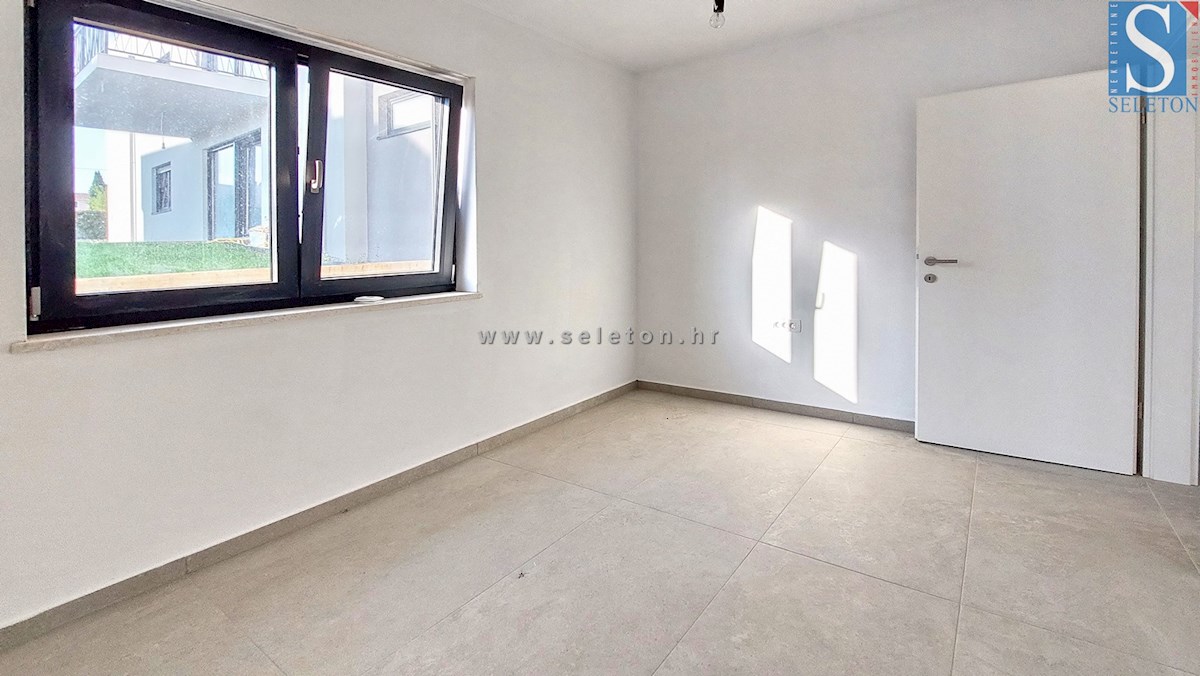 Nuovo appartamento nelle vicinanze di Poreč-Parenzo di 86 m2 con giardino privato do 146 m2