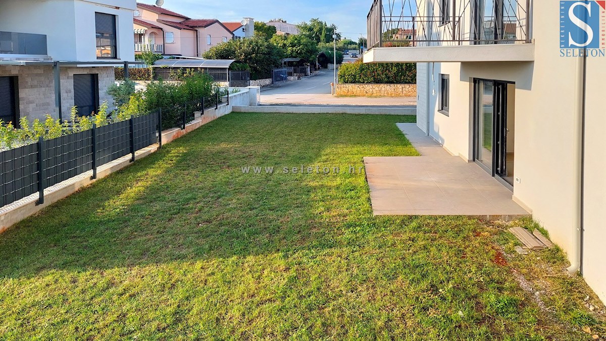 Nuovo appartamento nelle vicinanze di Poreč-Parenzo di 94 m2 con giardino di 146 m2