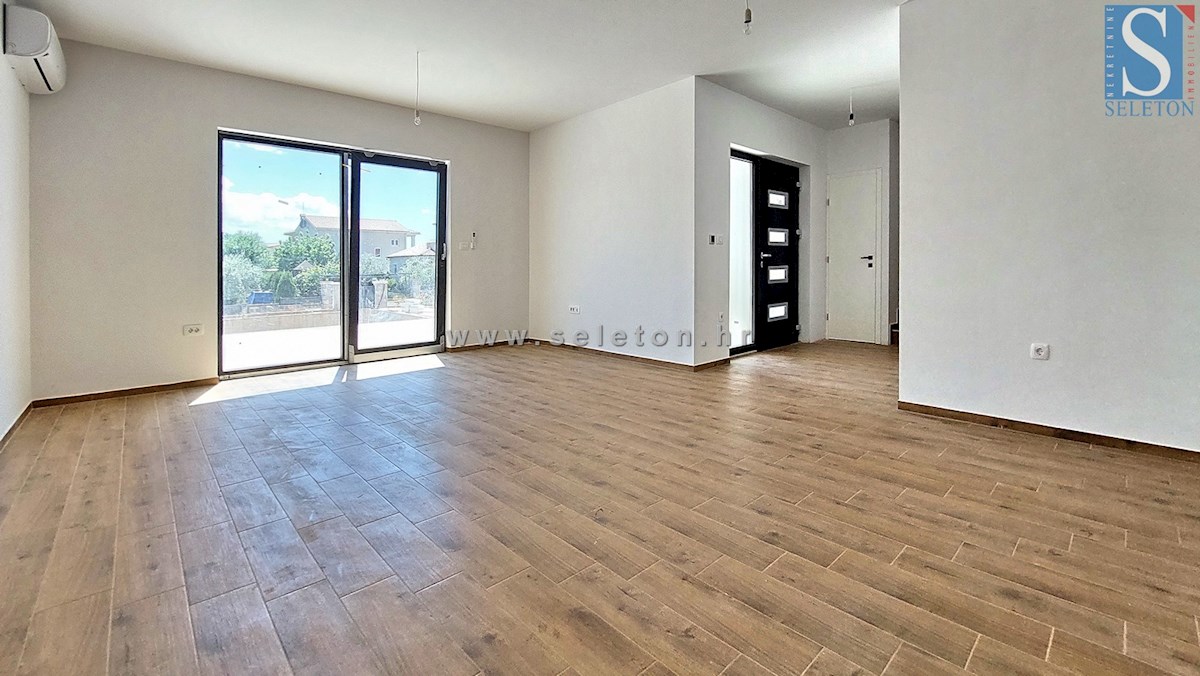 Nuova e moderna casa bifamiliare di 131 mq con piscina nelle vicinanze di Poreč-Parenzo