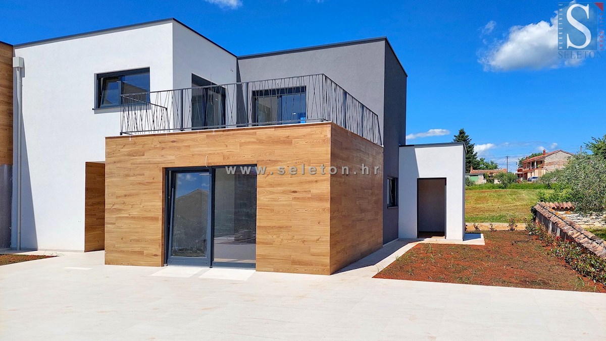 Nuova e moderna casa bifamiliare di 131 mq con piscina nelle vicinanze di Poreč-Parenzo