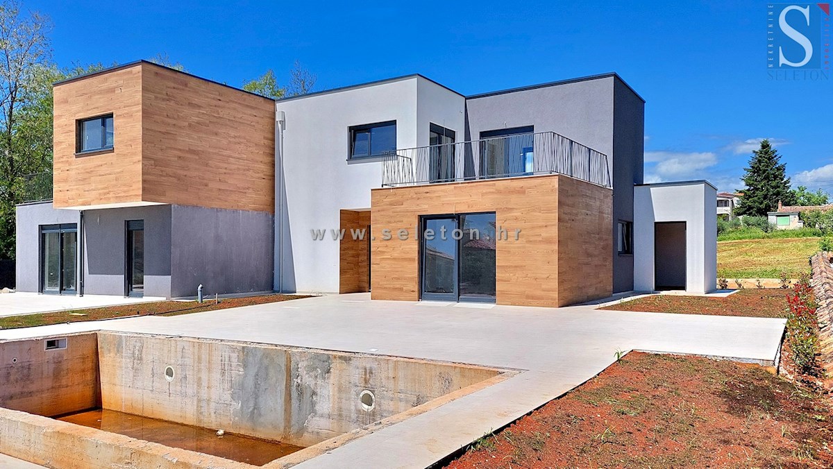 Nuova e moderna casa bifamiliare di 131 mq con piscina nelle vicinanze di Poreč-Parenzo