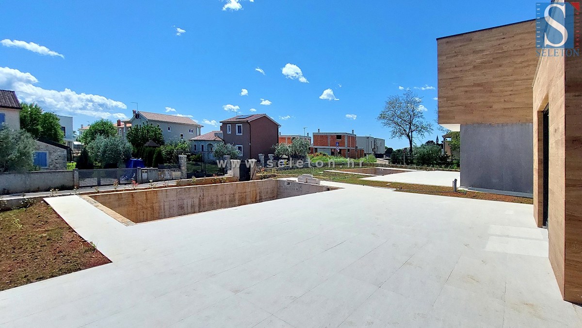 Nuova e moderna casa bifamiliare di 131 mq con piscina nelle vicinanze di Poreč-Parenzo