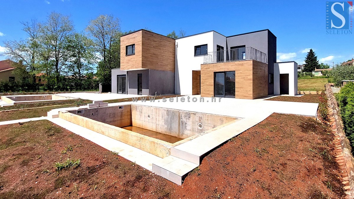 Nuova e moderna casa bifamiliare di 131 mq con piscina nelle vicinanze di Poreč-Parenzo