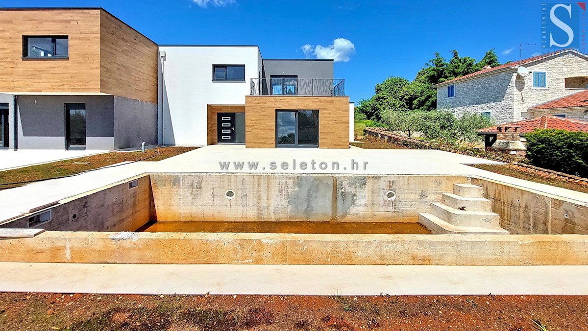 Nuova e moderna casa bifamiliare di 131 mq con piscina nelle vicinanze di Poreč-Parenzo
