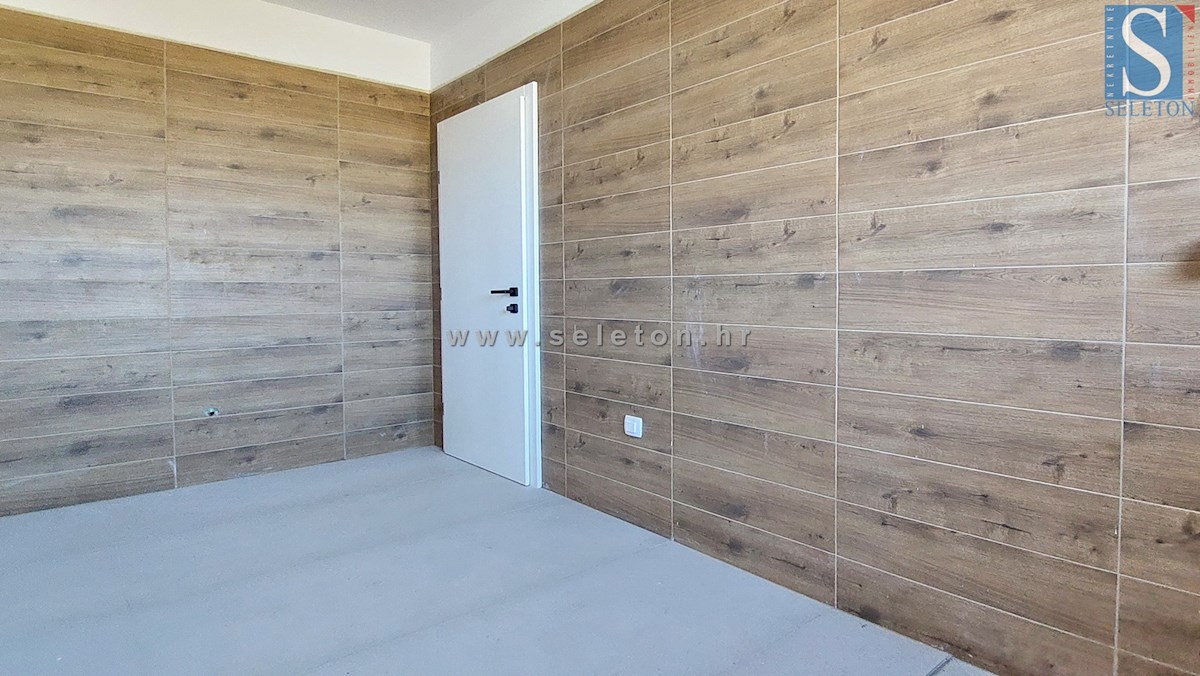 Nuova e moderna casa bifamiliare di 131 mq con piscina nelle vicinanze di Poreč-Parenzo
