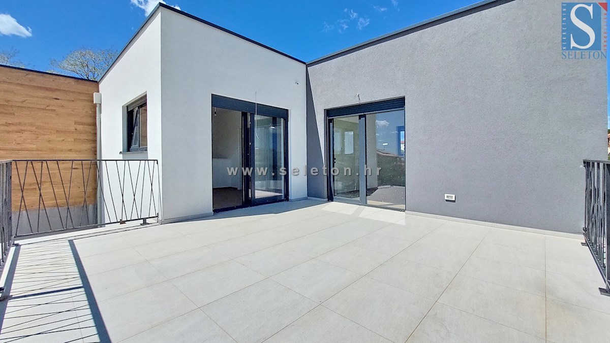 Nuova e moderna casa bifamiliare di 131 mq con piscina nelle vicinanze di Poreč-Parenzo