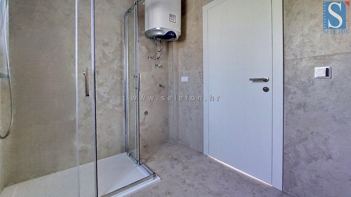 Poreč-Parenzo - nuovo moderno appartamento di 76 m2 con giardino, due posti auto