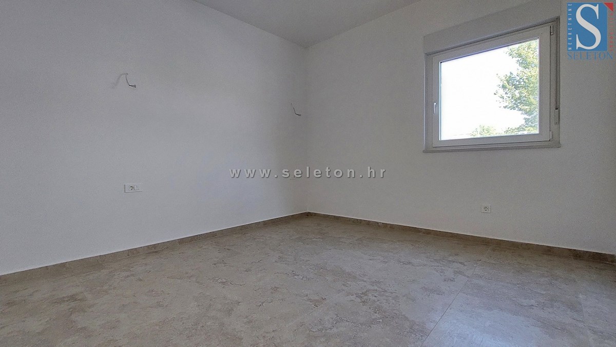 Poreč-Parenzo - nuovo moderno appartamento di 76 m2 con giardino, due posti auto