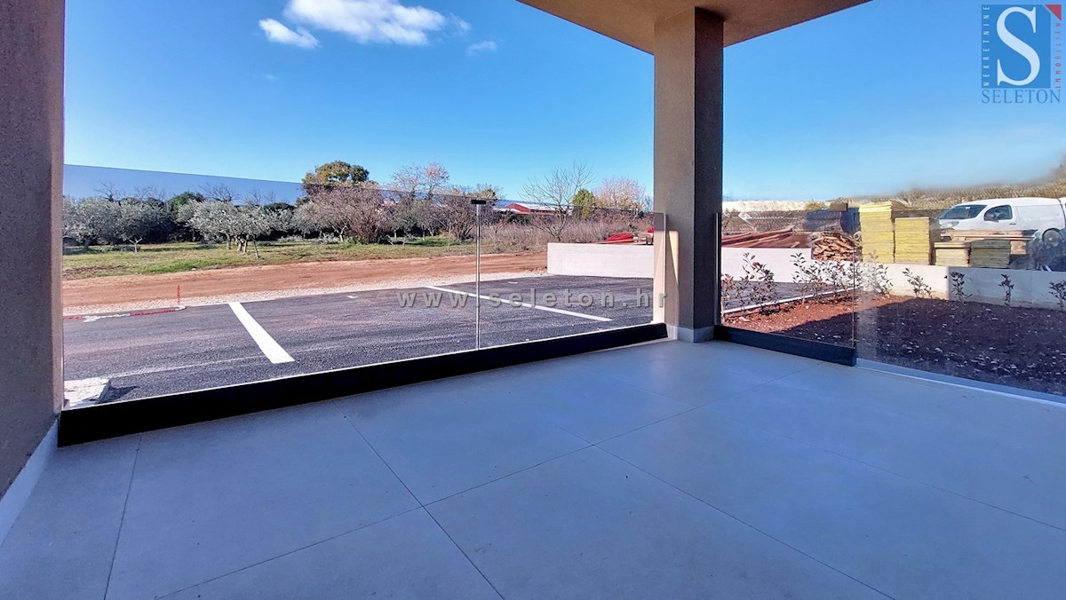 Istria, Poreč, nuovo appartamento di 67 m2 con giardino privato di 180 m2, 2 posti auto, cantina