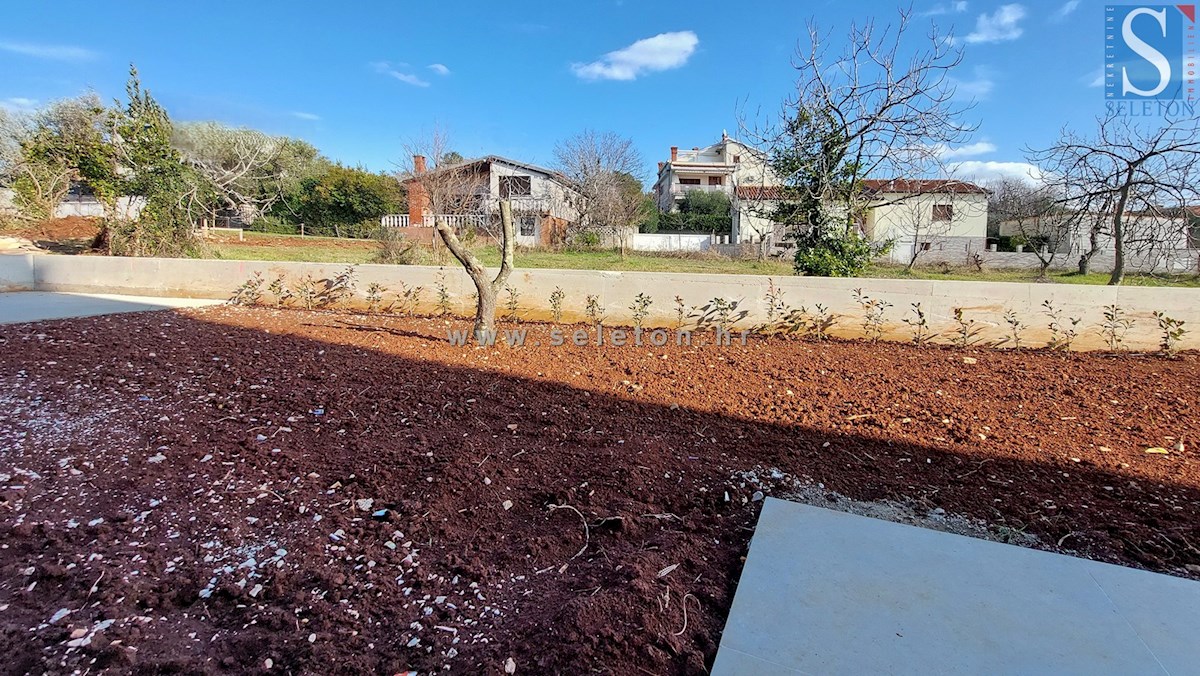 Istria, Poreč, nuovo appartamento di 67 m2 con giardino privato di 180 m2, 2 posti auto, cantina
