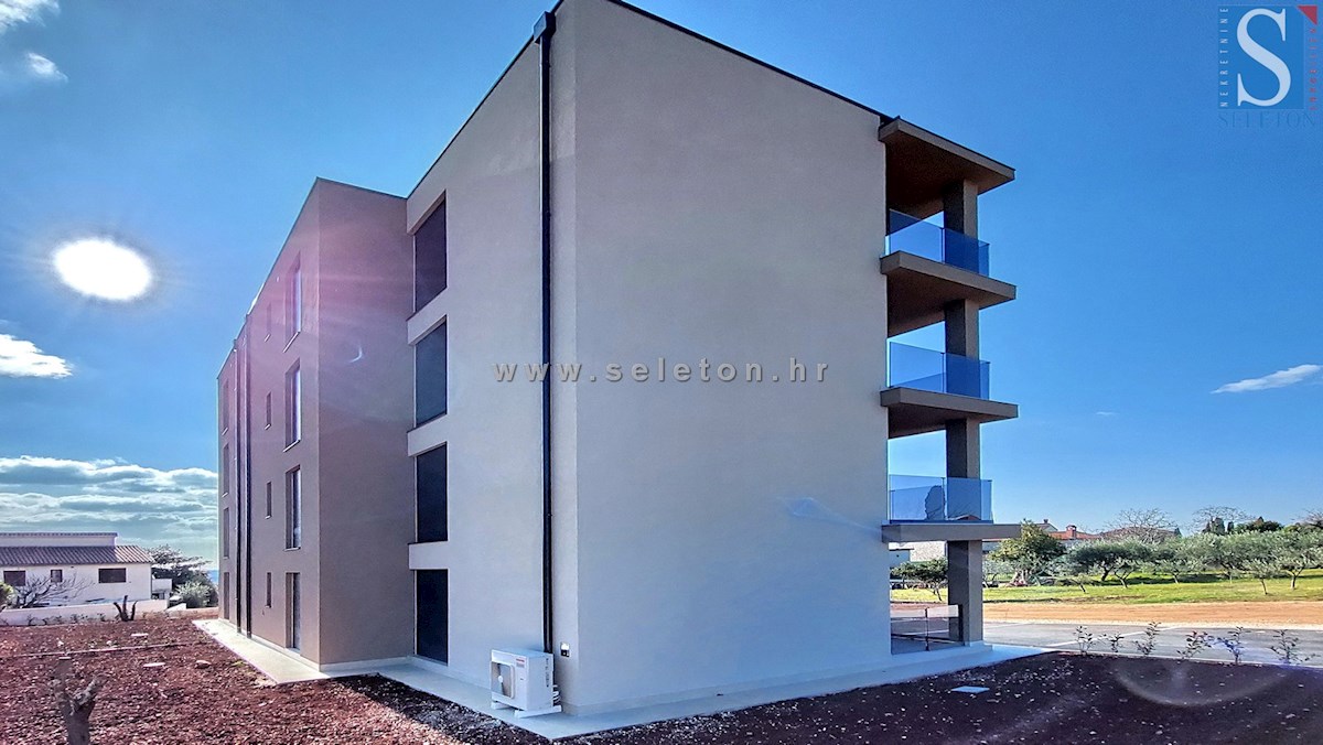 Istria, Poreč, nuovo appartamento di 67 m2 con giardino privato di 180 m2, 2 posti auto, cantina