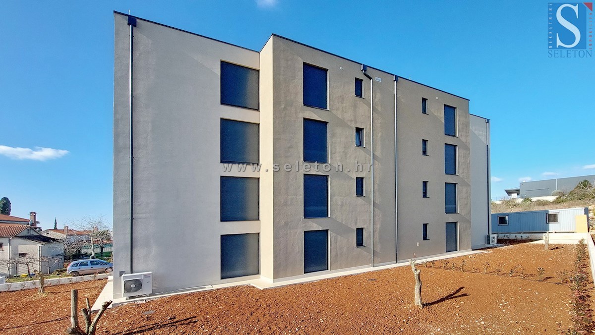 Istria, Poreč, nuovo appartamento di 67 m2 con giardino privato di 180 m2, 2 posti auto, cantina