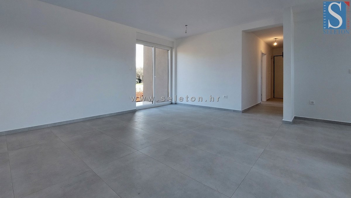 Istria, Poreč, nuovo appartamento di 67 m2 con giardino privato di 180 m2, 2 posti auto, cantina