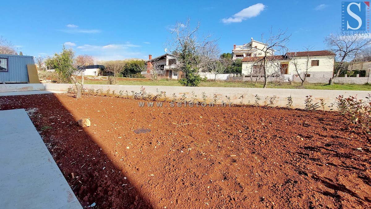 Istria, Poreč, nuovo appartamento di 67 m2 con giardino privato di 180 m2, 2 posti auto, cantina