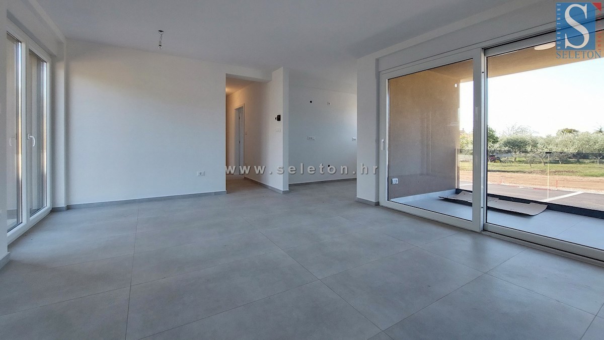 Istria, Poreč, nuovo appartamento di 67 m2 con giardino privato di 180 m2, 2 posti auto, cantina