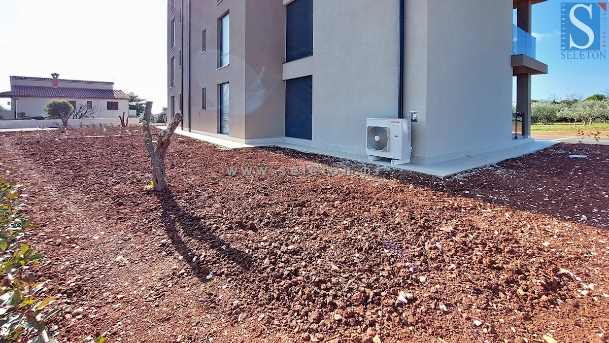 Istria, Poreč, nuovo appartamento di 67 m2 con giardino privato di 180 m2, 2 posti auto, cantina