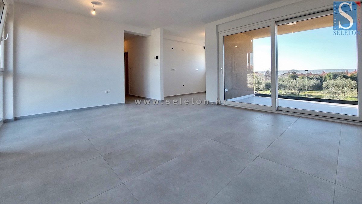 Istria, Poreč, nuovo appartamento di 67 m2 con vista mare, ASCENSORE, 2 posti auto