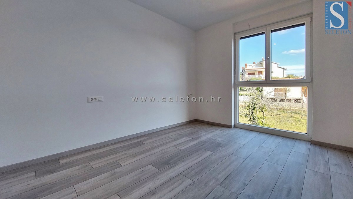 Istria, Poreč, nuovo appartamento di 67 m2 con vista mare, ASCENSORE, 2 posti auto