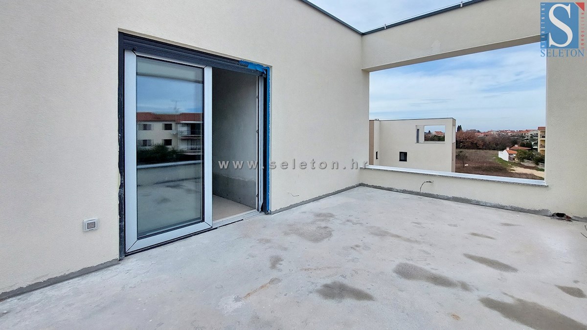 Istria, Poreč-Parenzo, nuovo appartamento di 161 m2, 2° piano, vista mare, a circa 800 m dal mare (in linea d'aria)