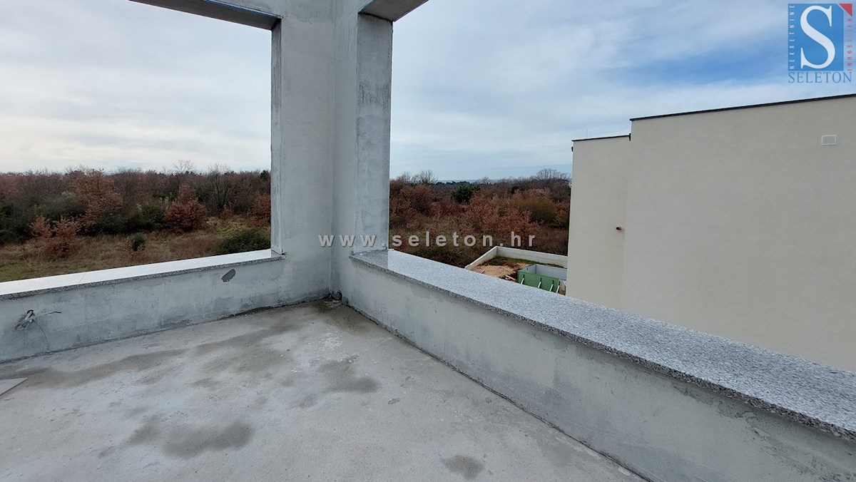 Istria, Poreč-Parenzo, nuovo appartamento di 161 m2, 2° piano, vista mare, a circa 800 m dal mare (in linea d'aria)