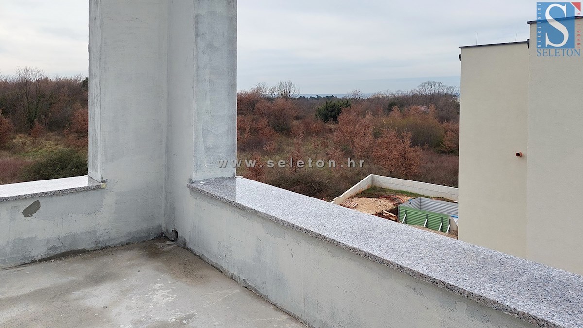 Istria, Poreč-Parenzo, nuovo appartamento di 161 m2, 2° piano, vista mare, a circa 800 m dal mare (in linea d'aria)