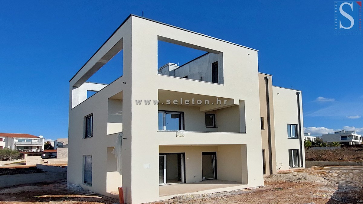 Istria, Poreč-Parenzo, nuovo appartamento di 161 m2, 2° piano, vista mare, a circa 800 m dal mare (in linea d'aria)