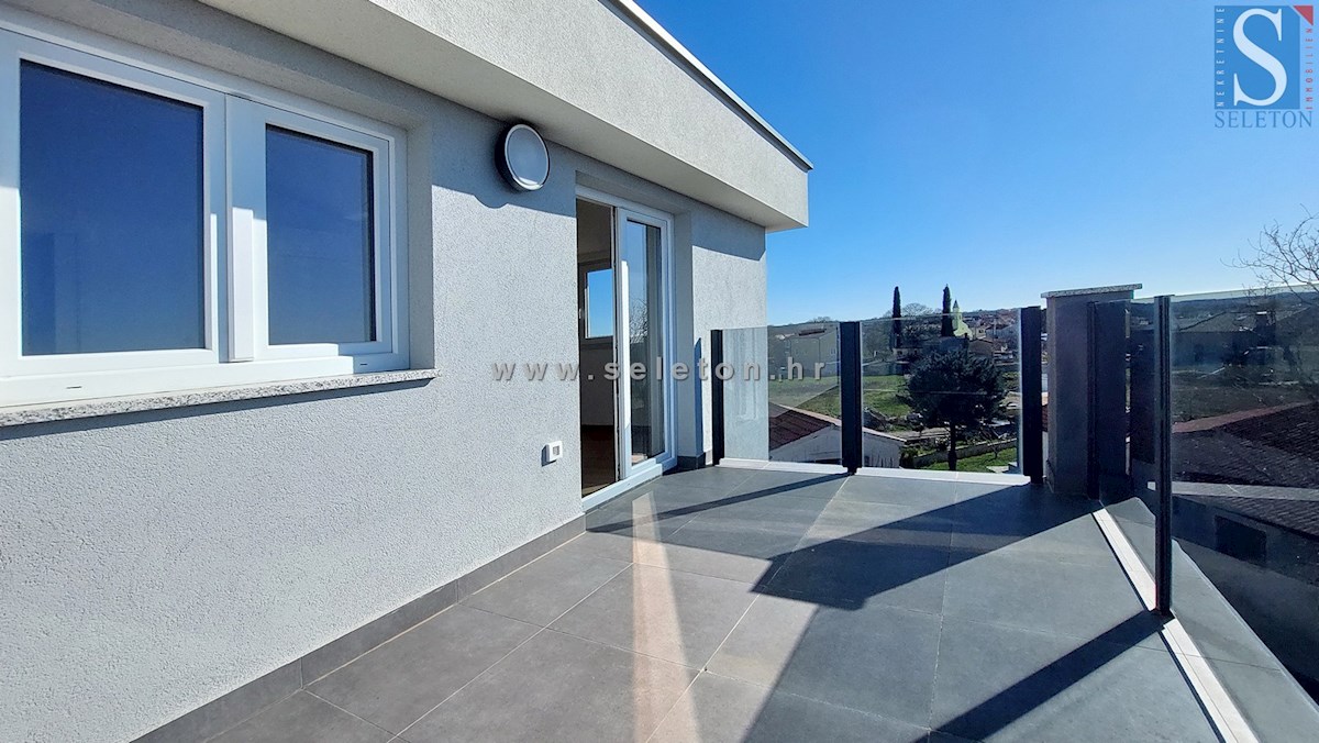 Istria, Poreč, nuovo appartamento di 82 m2 con vista mare vicino a Poreč-Parenzo, 2 posti auto e ripostiglio