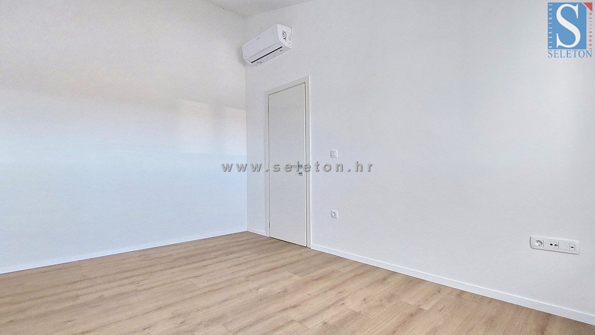 Istria, Poreč, nuovo appartamento di 82 m2 con vista mare vicino a Poreč-Parenzo, 2 posti auto e ripostiglio