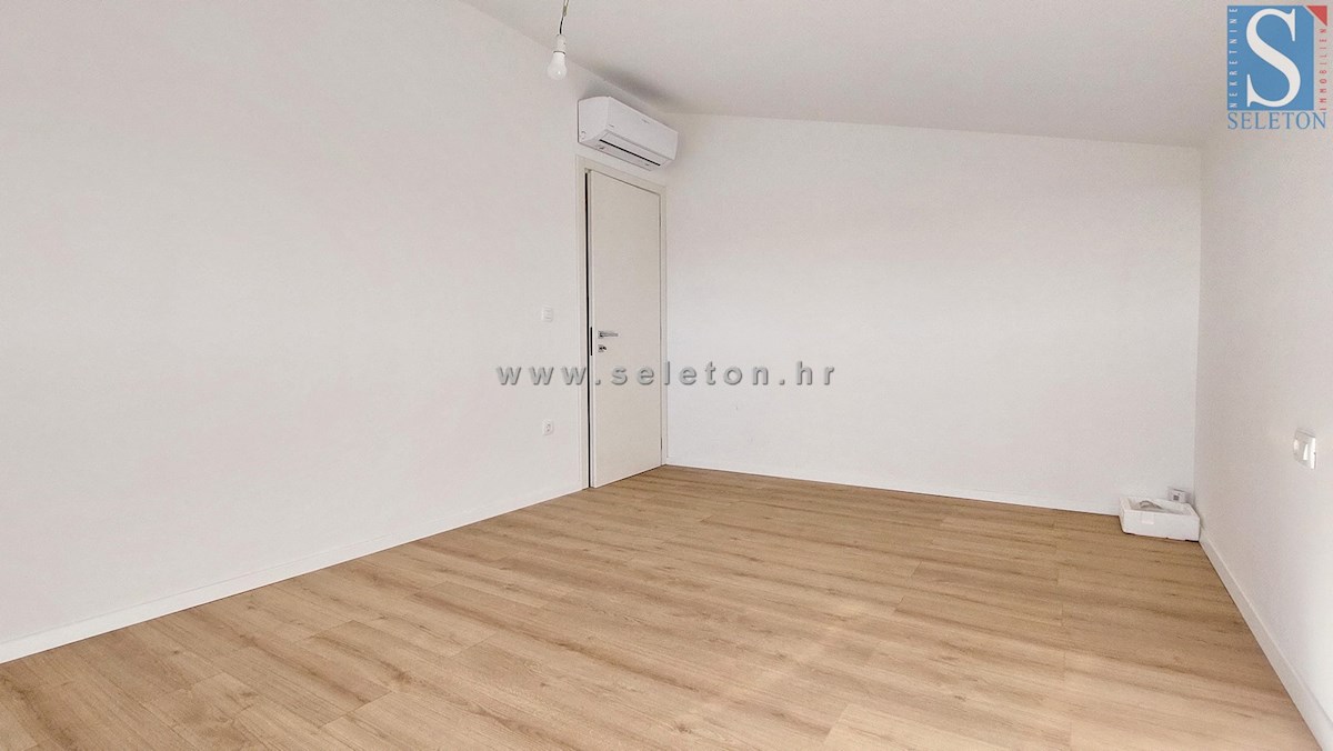 Istria, Poreč, nuovo appartamento di 82 m2 con vista mare vicino a Poreč-Parenzo, 2 posti auto e ripostiglio