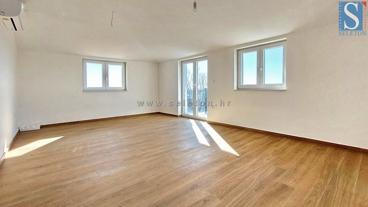 Istria, Poreč, nuovo appartamento di 82 m2 con vista mare vicino a Poreč-Parenzo, 2 posti auto e ripostiglio