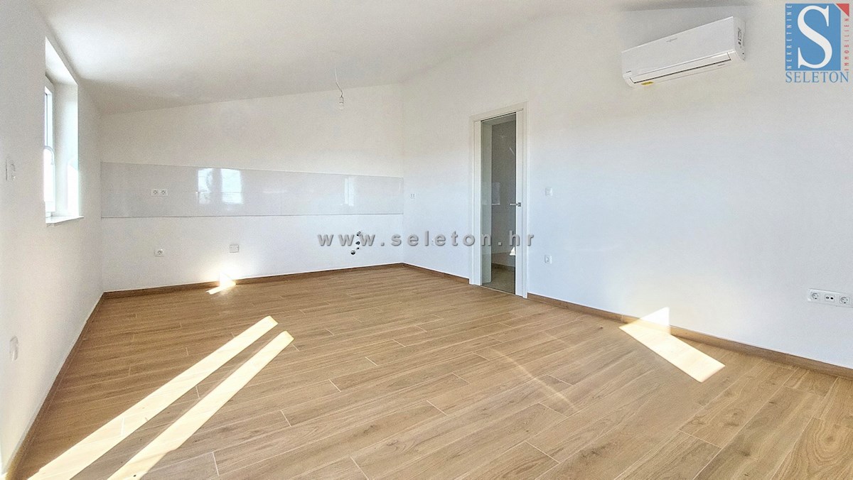 Istria, Poreč, nuovo appartamento di 82 m2 con vista mare vicino a Poreč-Parenzo, 2 posti auto e ripostiglio