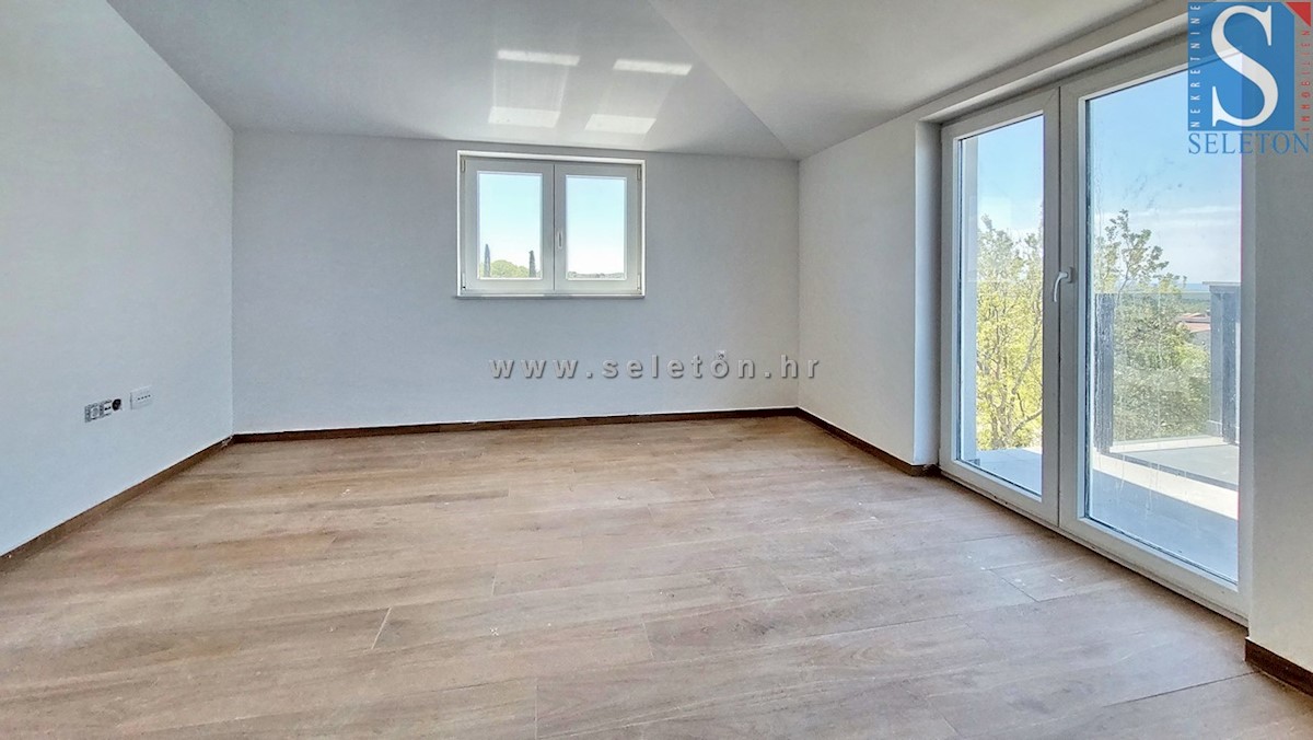 Appartamento a Parenzo di 82 m2 con vista mare