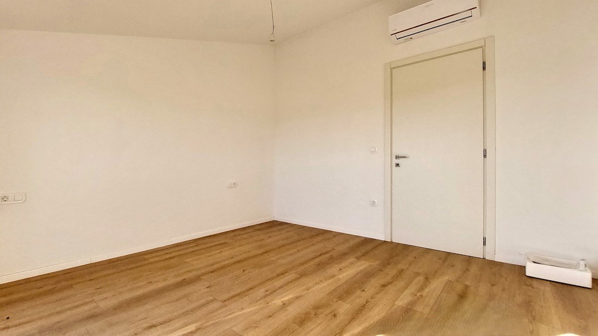 Istria, Poreč, nuovo appartamento di 82 m2 con vista mare vicino a Poreč-Parenzo, 2 posti auto e ripostiglio