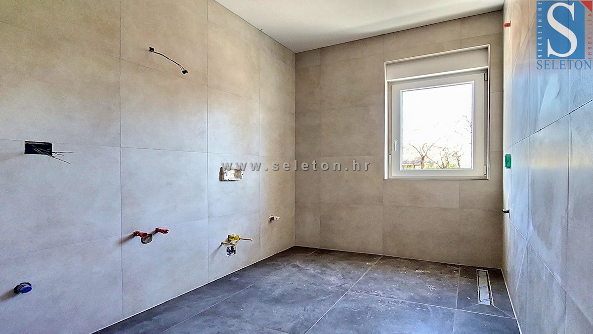 Appartamento a Parenzo di 82 m2 con vista mare