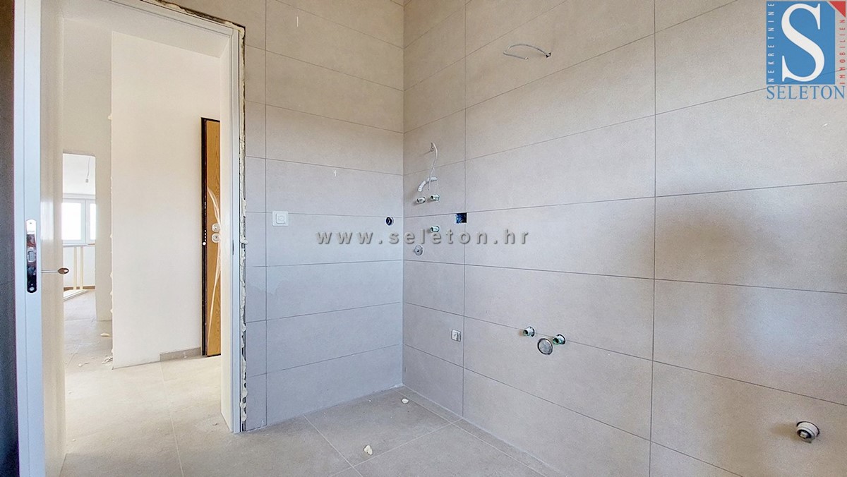 Appartamento a Parenzo di 82 m2 con vista mare