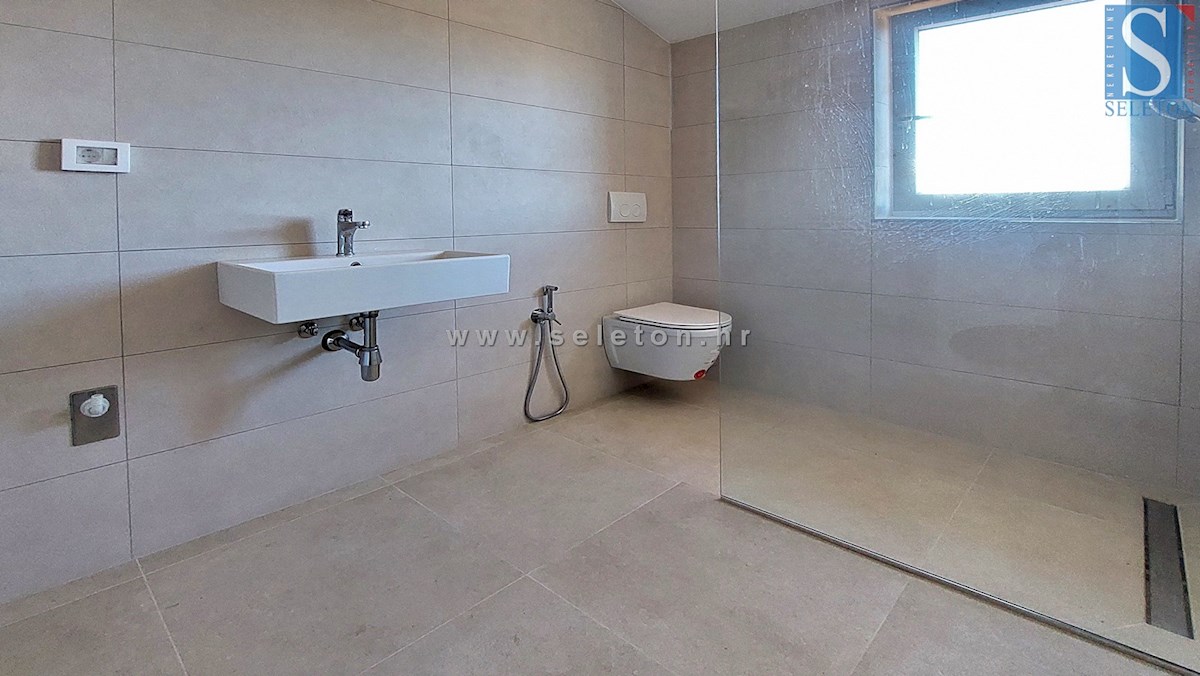 Istria, Poreč, nuovo appartamento di 82 m2 con vista mare vicino a Poreč-Parenzo, 2 posti auto e ripostiglio