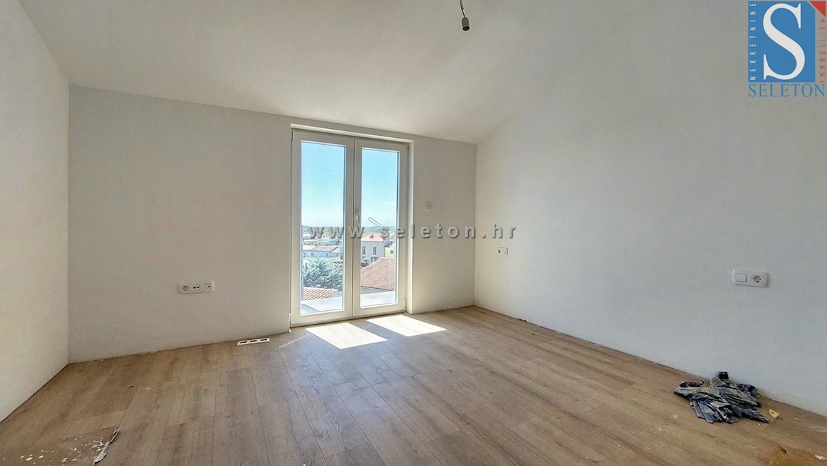 Appartamento a Parenzo di 82 m2 con vista mare