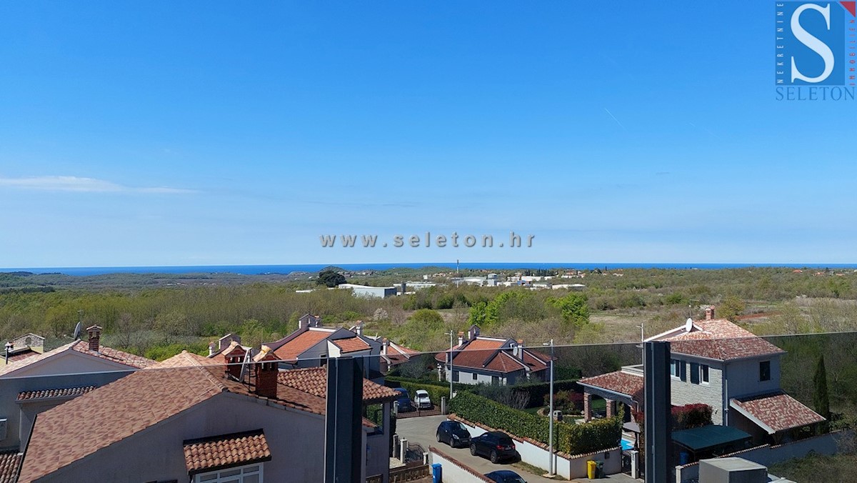 Appartamento a Parenzo di 82 m2 con vista mare