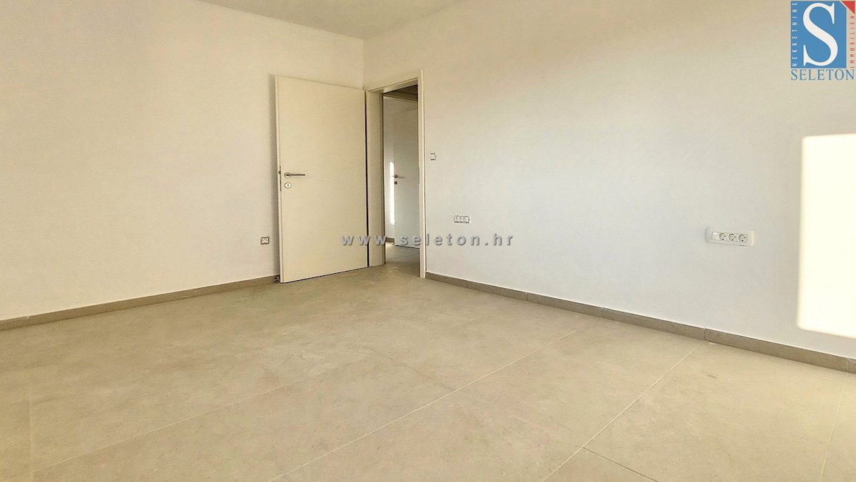 Nuovo appartamento nelle vicinanze di Parenzo di 94 m2 con una grande terrazza sul tetto di 84 m2