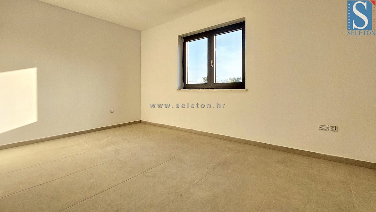 Nuovo appartamento nelle vicinanze di Parenzo di 94 m2 con una grande terrazza sul tetto di 84 m2