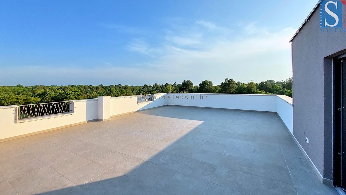 Nuovo appartamento nelle vicinanze di Parenzo di 94 m2 con una grande terrazza sul tetto di 84 m2