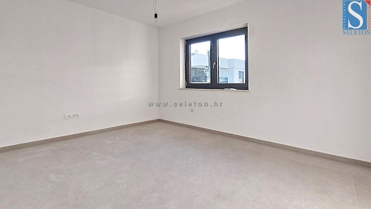 Nuovo appartamento nelle vicinanze di Parenzo di 94 m2 con una grande terrazza sul tetto di 84 m2