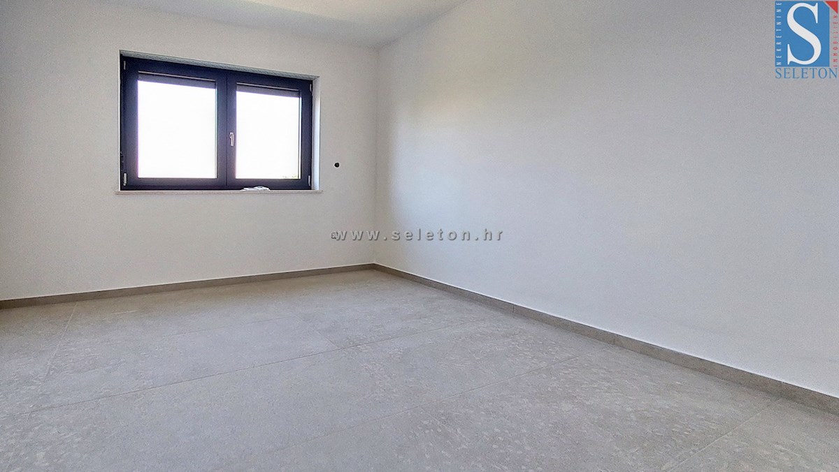 Nuovo appartamento nelle vicinanze di Parenzo di 94 m2 con una grande terrazza sul tetto di 84 m2