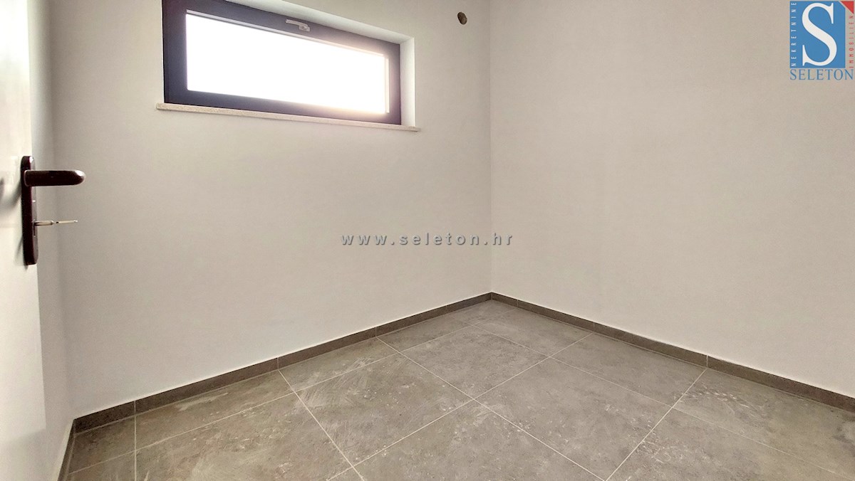 Nuovo appartamento nelle vicinanze di Parenzo di 94 m2 con una grande terrazza sul tetto di 84 m2