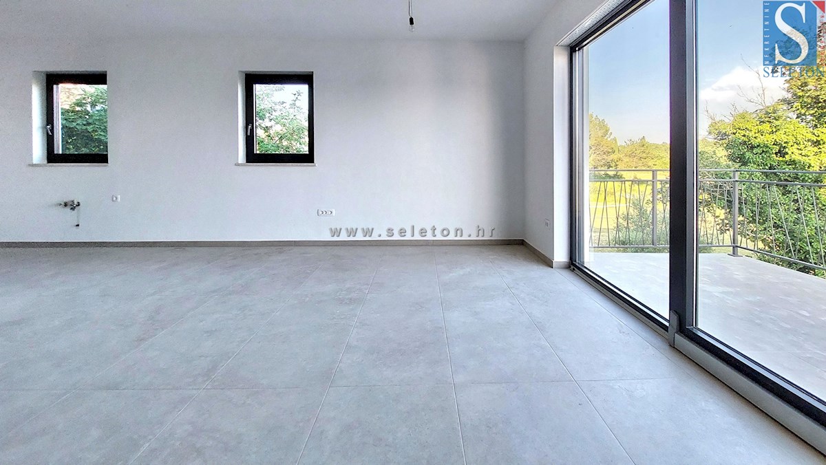 Nuovo appartamento nelle vicinanze di Parenzo di 94 m2 con una grande terrazza sul tetto di 84 m2