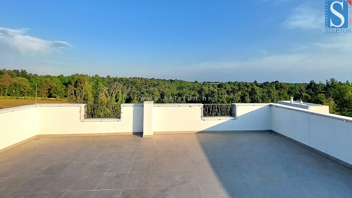 Nuovo appartamento nelle vicinanze di Parenzo di 94 m2 con una grande terrazza sul tetto di 84 m2