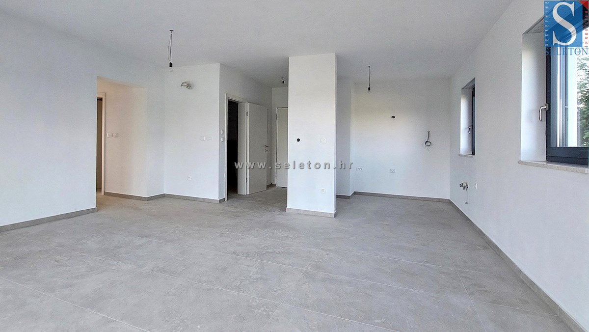 Nuovo appartamento nelle vicinanze di Parenzo di 94 m2 con una grande terrazza sul tetto di 84 m2