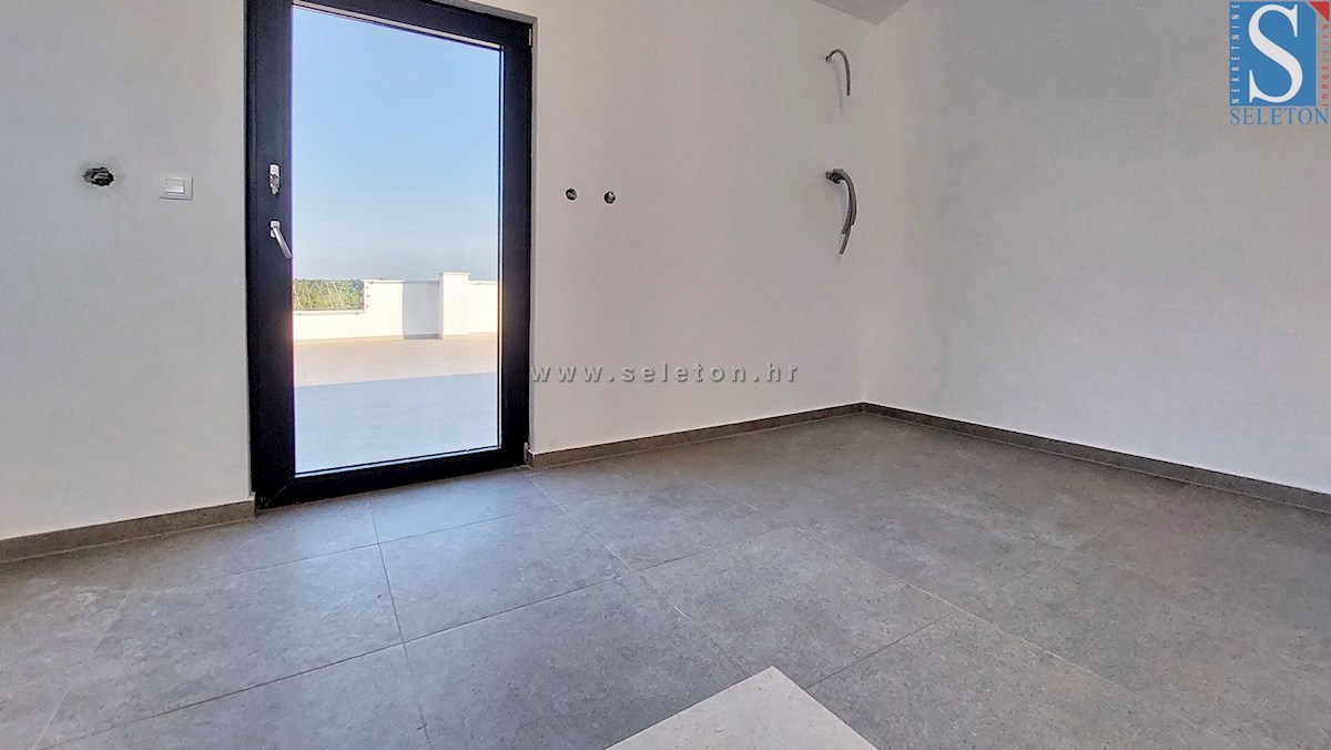 Nuovo appartamento nelle vicinanze di Parenzo di 94 m2 con una grande terrazza sul tetto di 84 m2