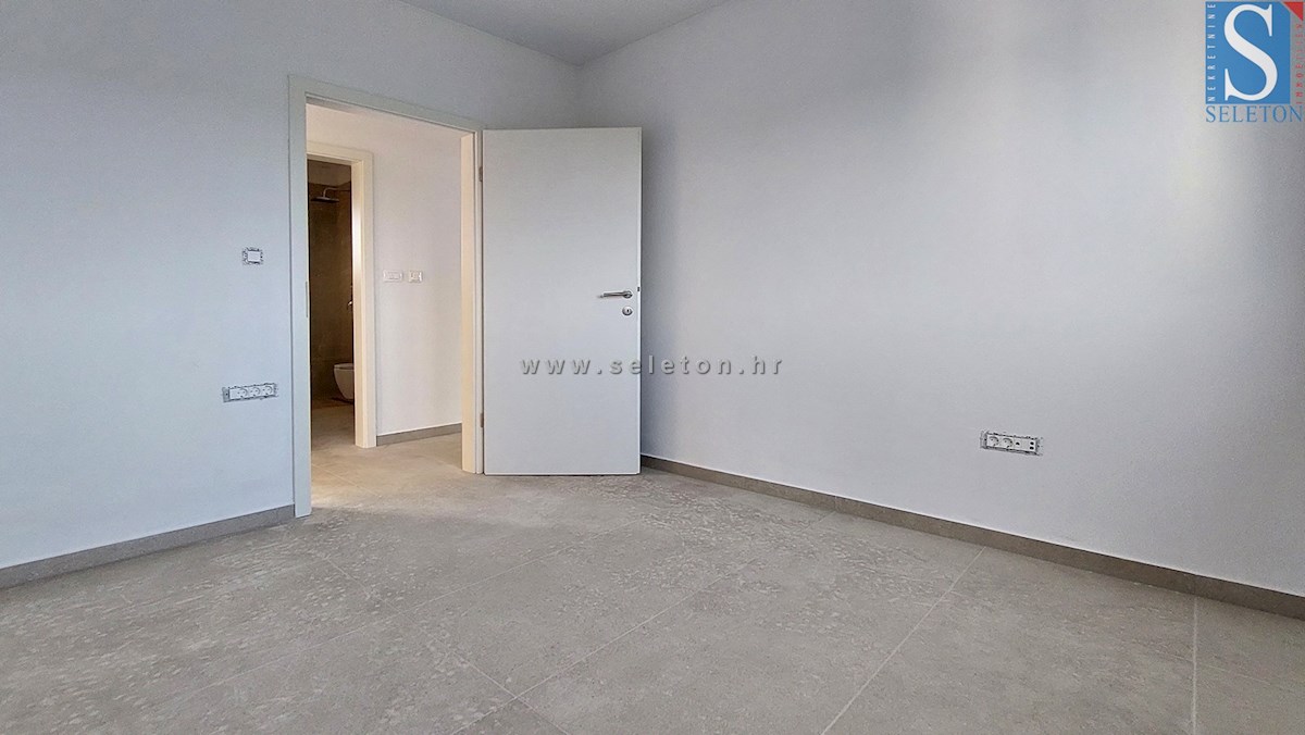 Nuovo appartamento nelle vicinanze di Parenzo di 94 m2 con una grande terrazza sul tetto di 84 m2