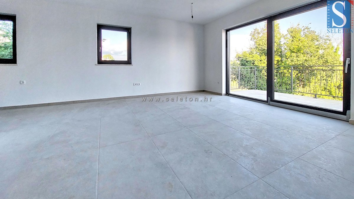 Nuovo appartamento nelle vicinanze di Parenzo di 94 m2 con una grande terrazza sul tetto di 84 m2